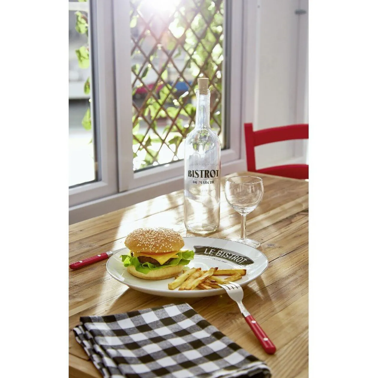 Assiette plate ronde blanche motif étiquette noire Le Bistrot