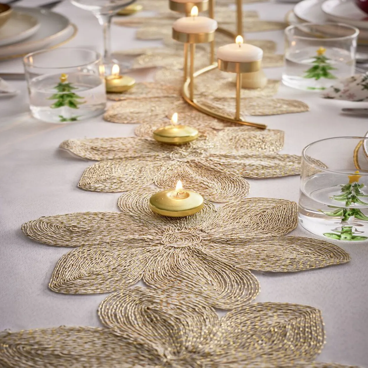 Chemin de table doré design fleurs ajourées 25x180cm