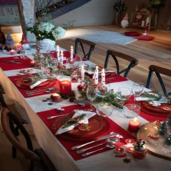 Chemin de table en tissu rouge motif flocon doré