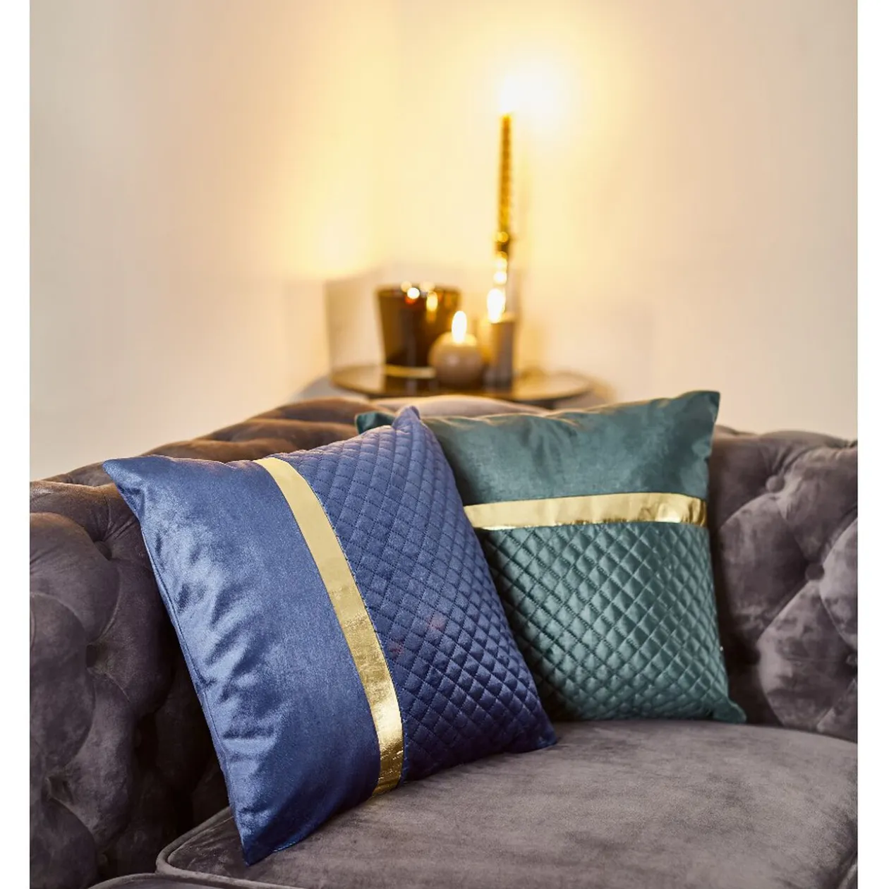 Coussin avec bande dorée velours vert