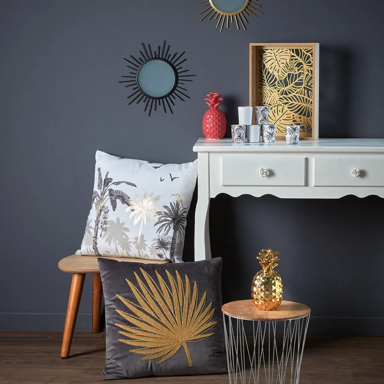 Coussin blanc motif paysage tropical noir et doré