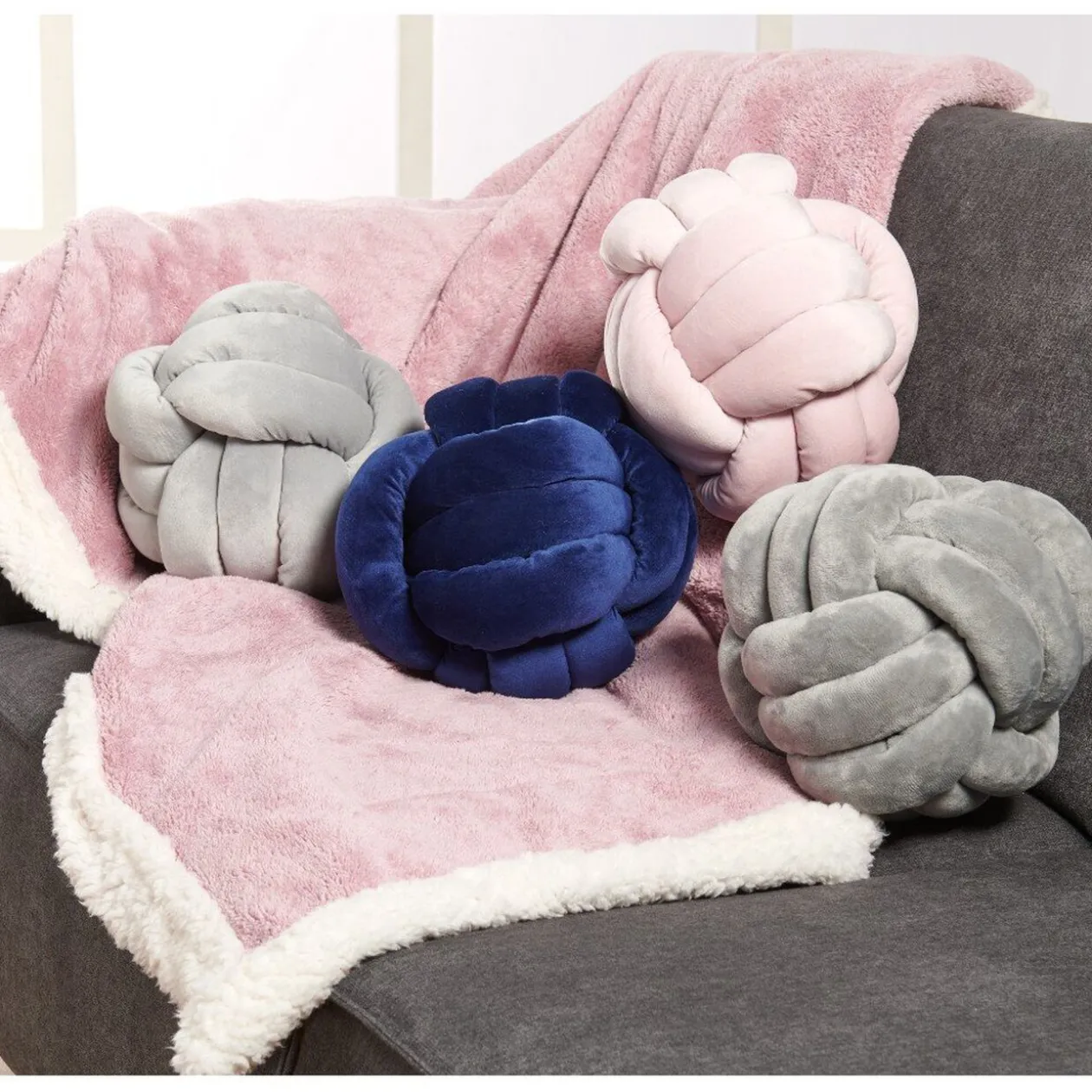 Coussin boule velours