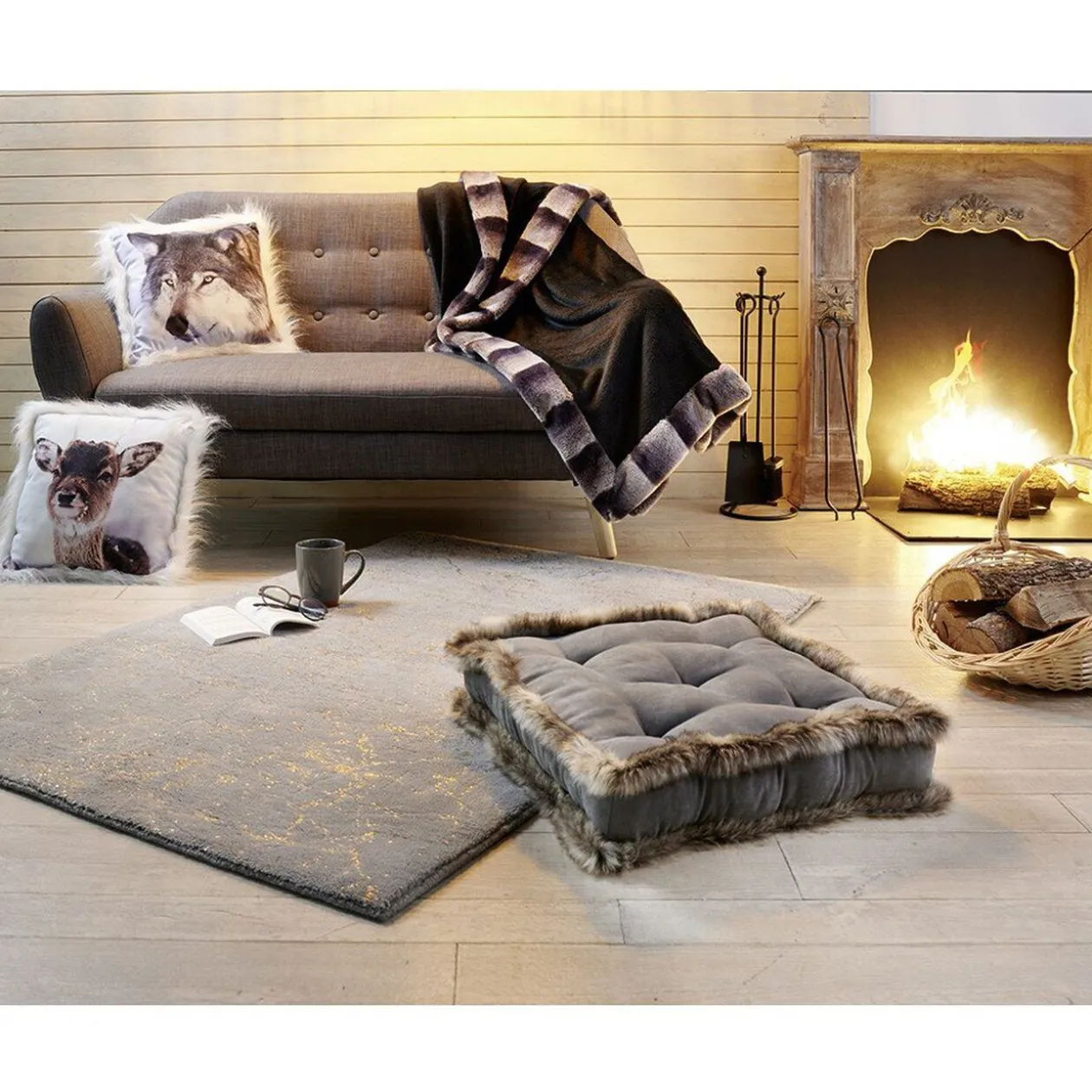 Coussin carré motif animal avec bordure imitation fourrure