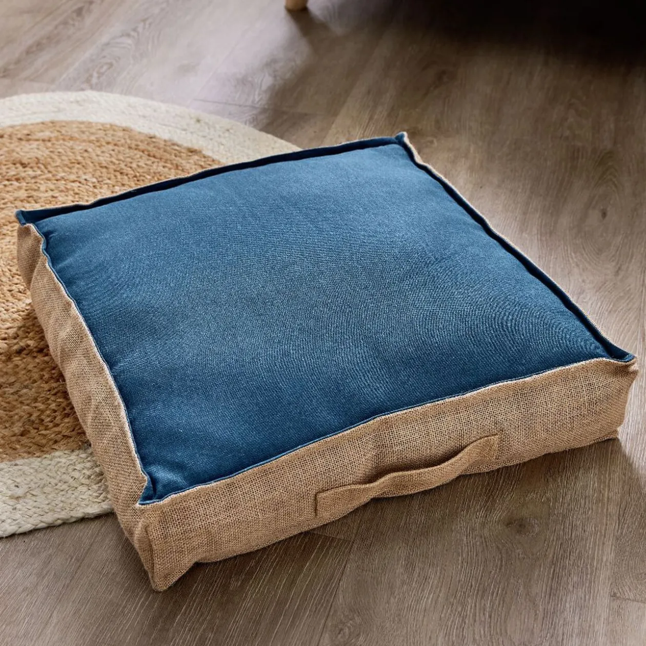 Coussin de sol carré bicolore bleu et naturel 45x45xép10cm 100% coton