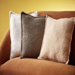 Coussin en tissu bouclette beige 40x40 cm