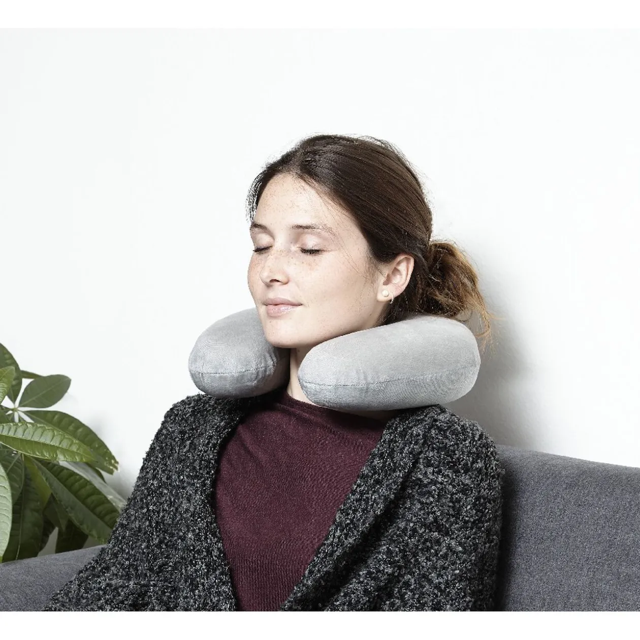 Coussin tour de cou à mémoire de forme gris