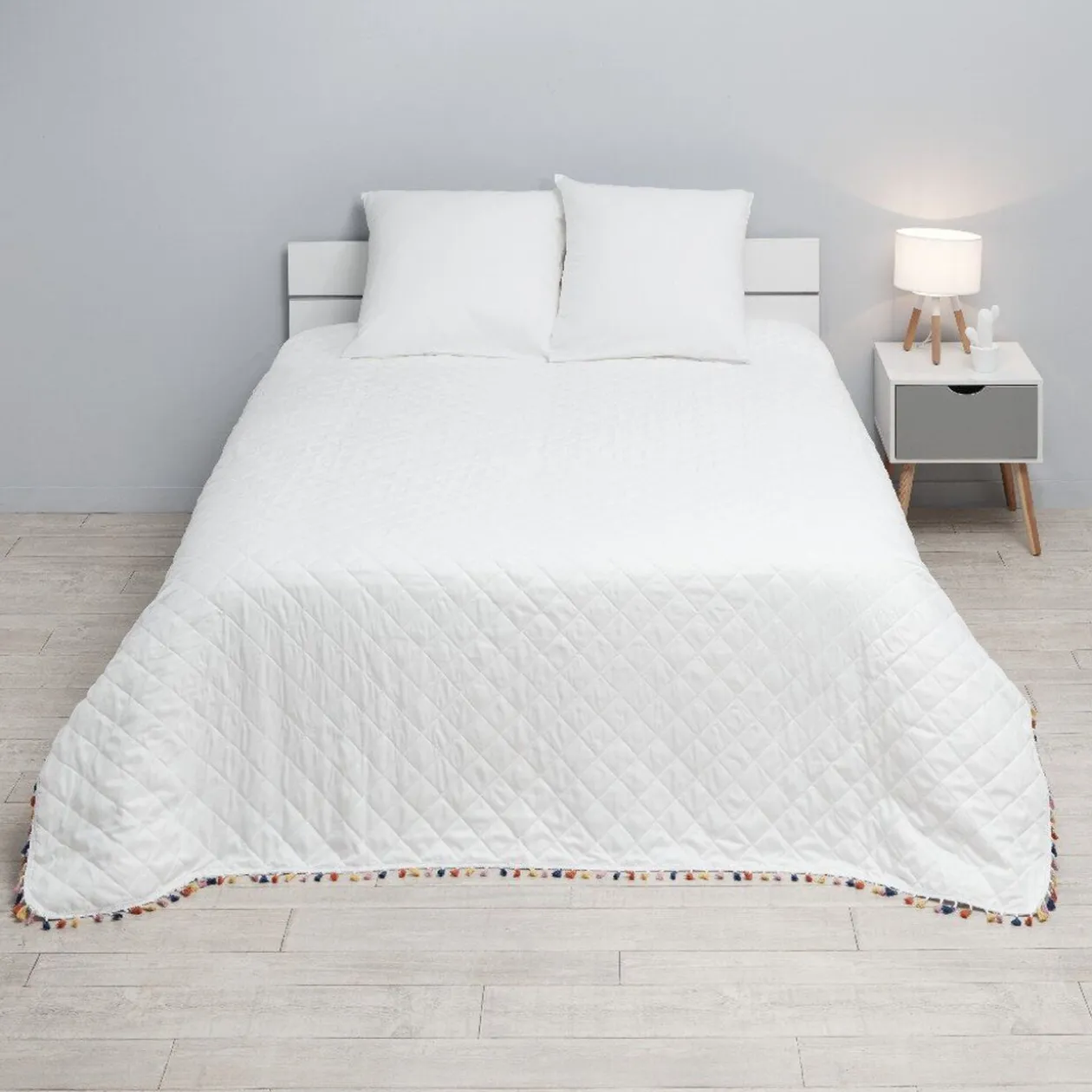 Dessus de lit uni blanc bordure pompons multicolores