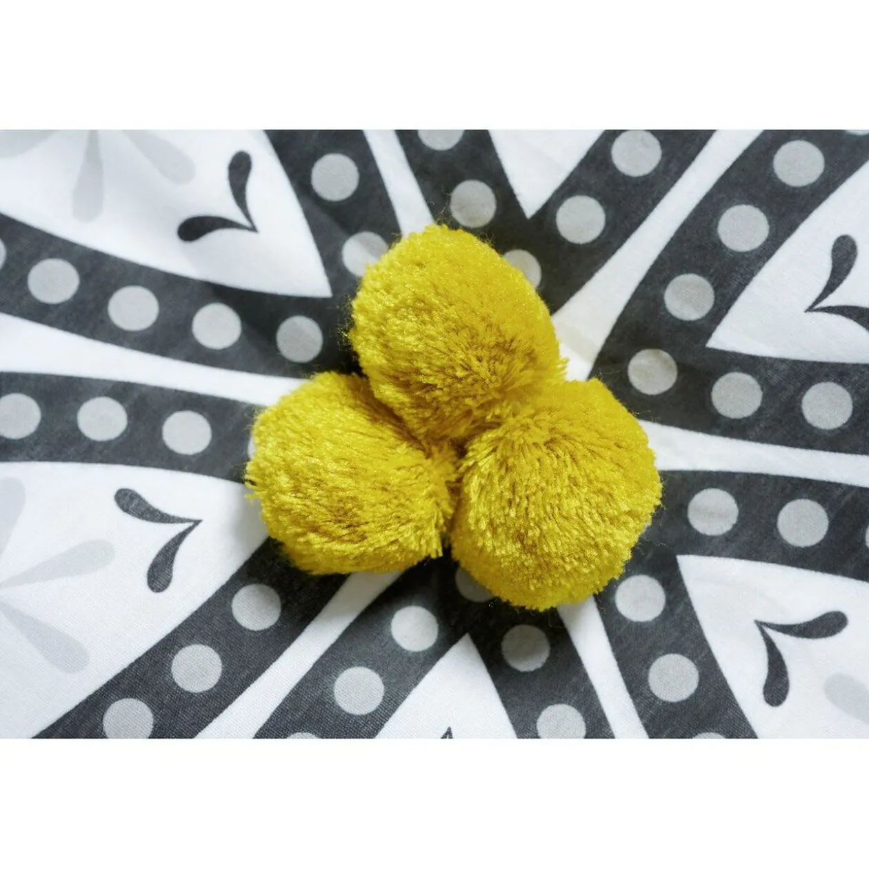 Parure de lit 2 places à pompons motif mandala jaune ou rouge