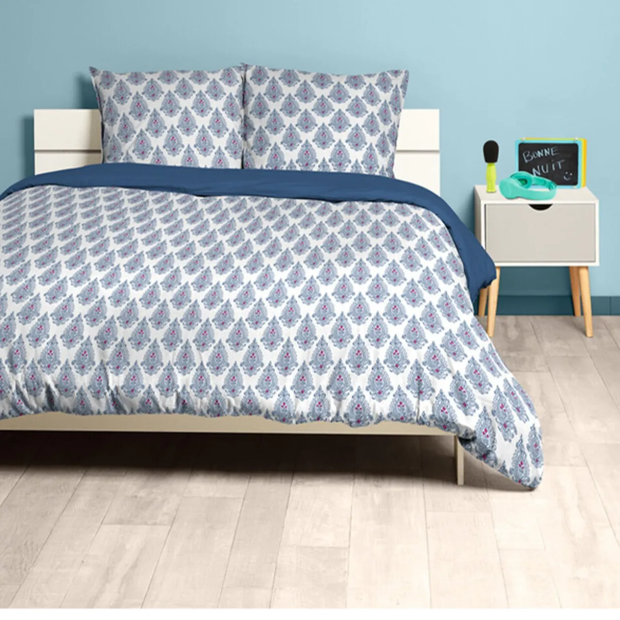 Parure de lit 2 places blanche et bleue motifs rosaces