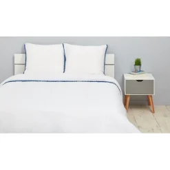 Parure de lit 2 places blanche finition pompons bleus