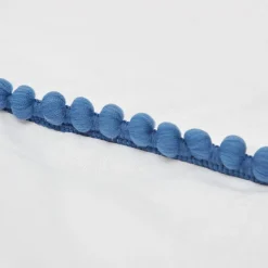 Parure de lit 2 places blanche finition pompons bleus