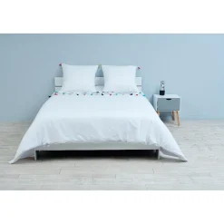 Parure de lit Caraïbes blanc finition pompons multicolores 240x220 cm