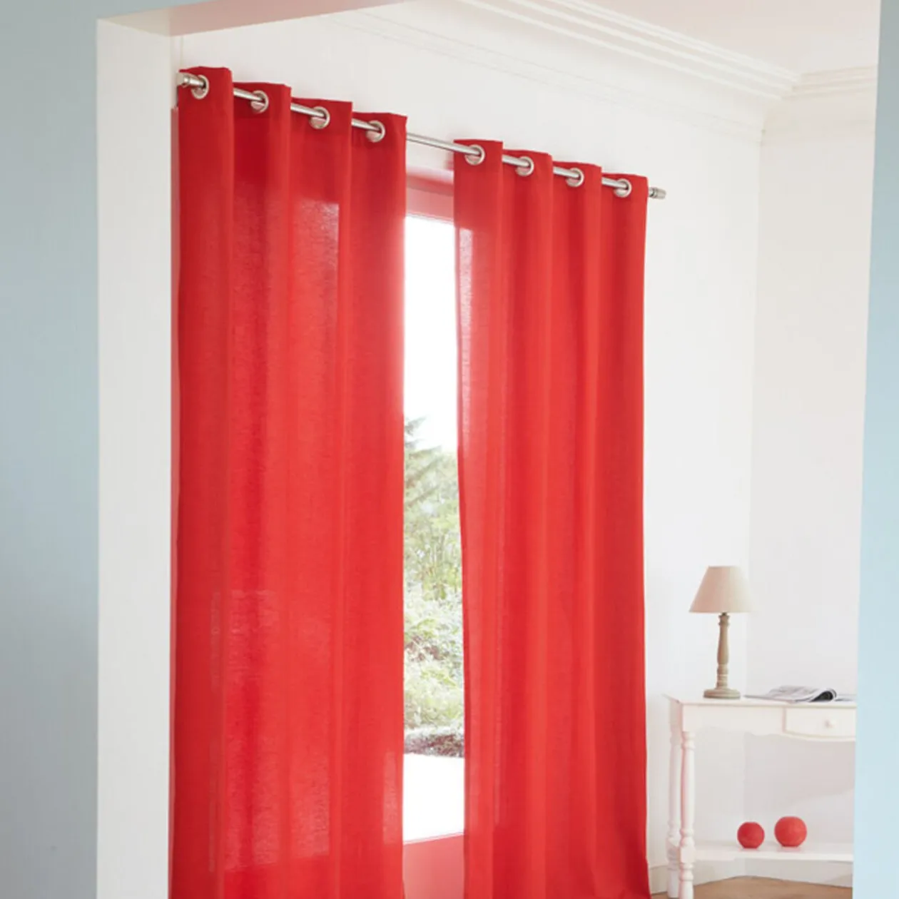 Rideau à oeillets rouge