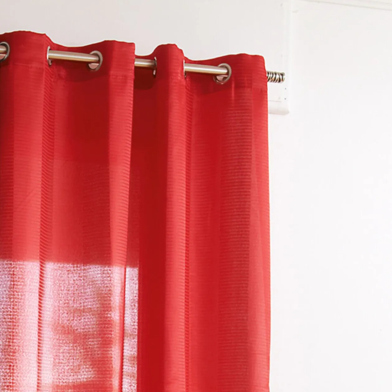 Rideau à oeillets rouge uni rayé