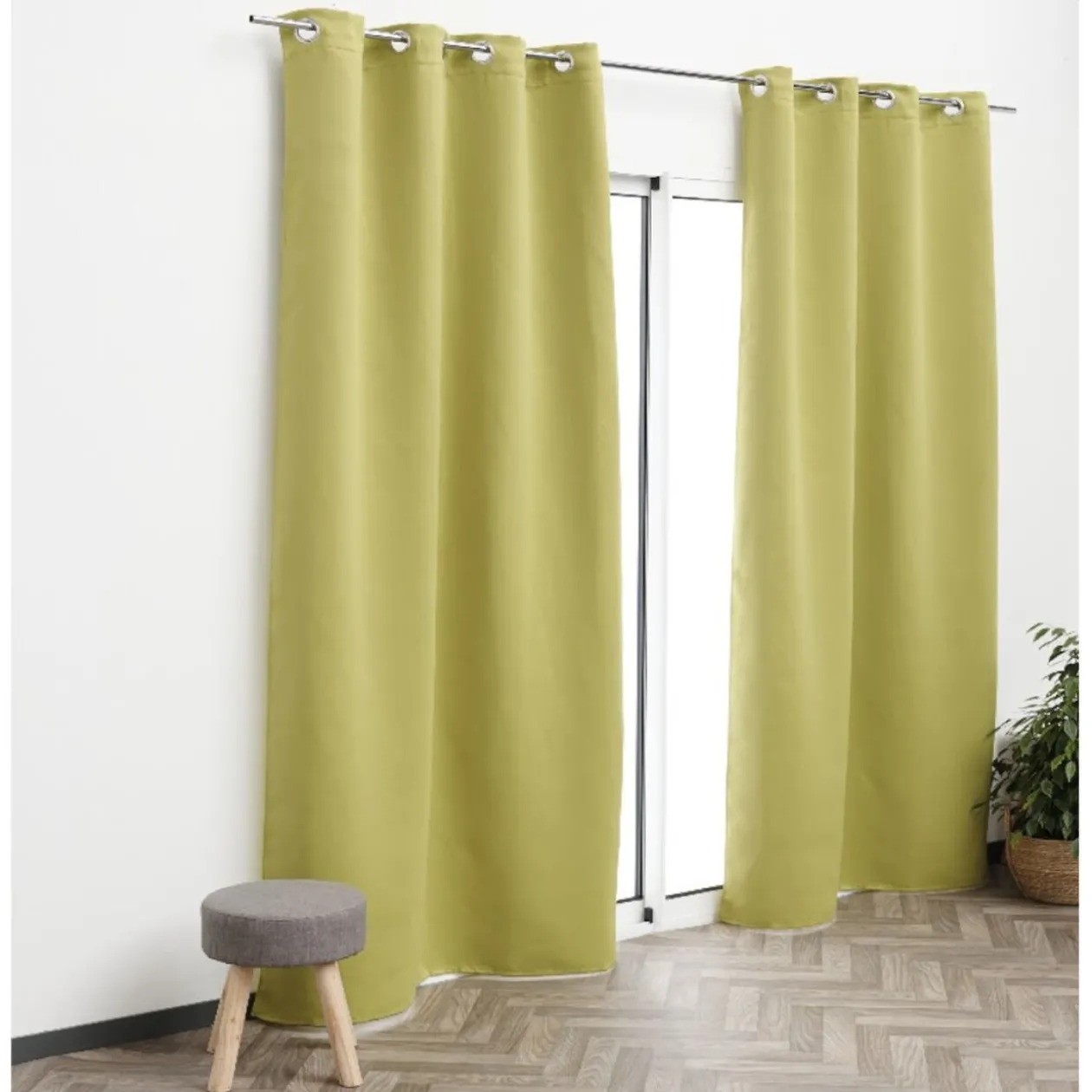 Rideau occultant à oeillets inox uni vert 135x240 cm