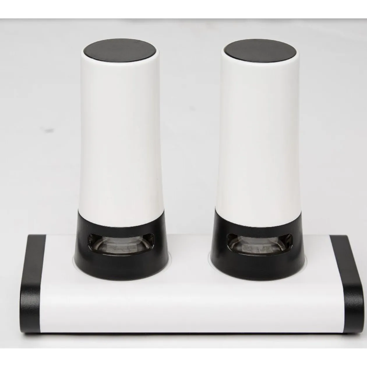 Salière et poivrière avec support aimanté