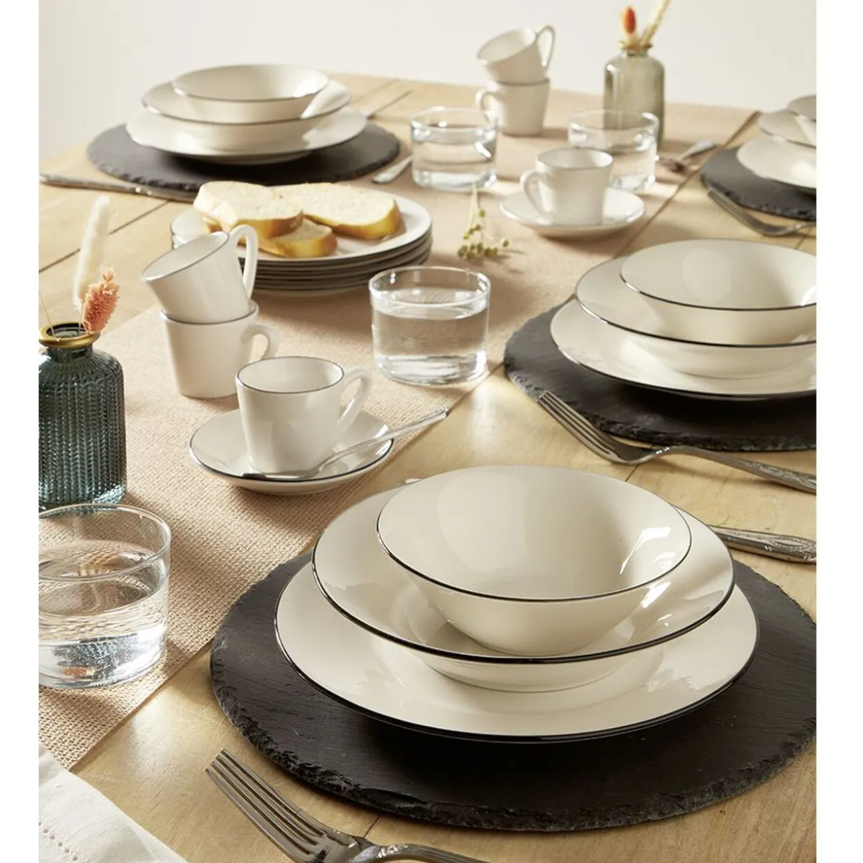 Service à vaisselle porcelaine blanc liseré noir 36 pièces