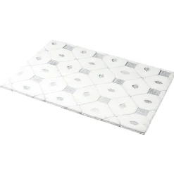 Tapis blanc à relief imitation fourrure motifs gris ou taupe