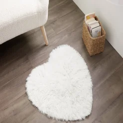 Tapis coeur effet fourrure rose ou beige 60x60cm