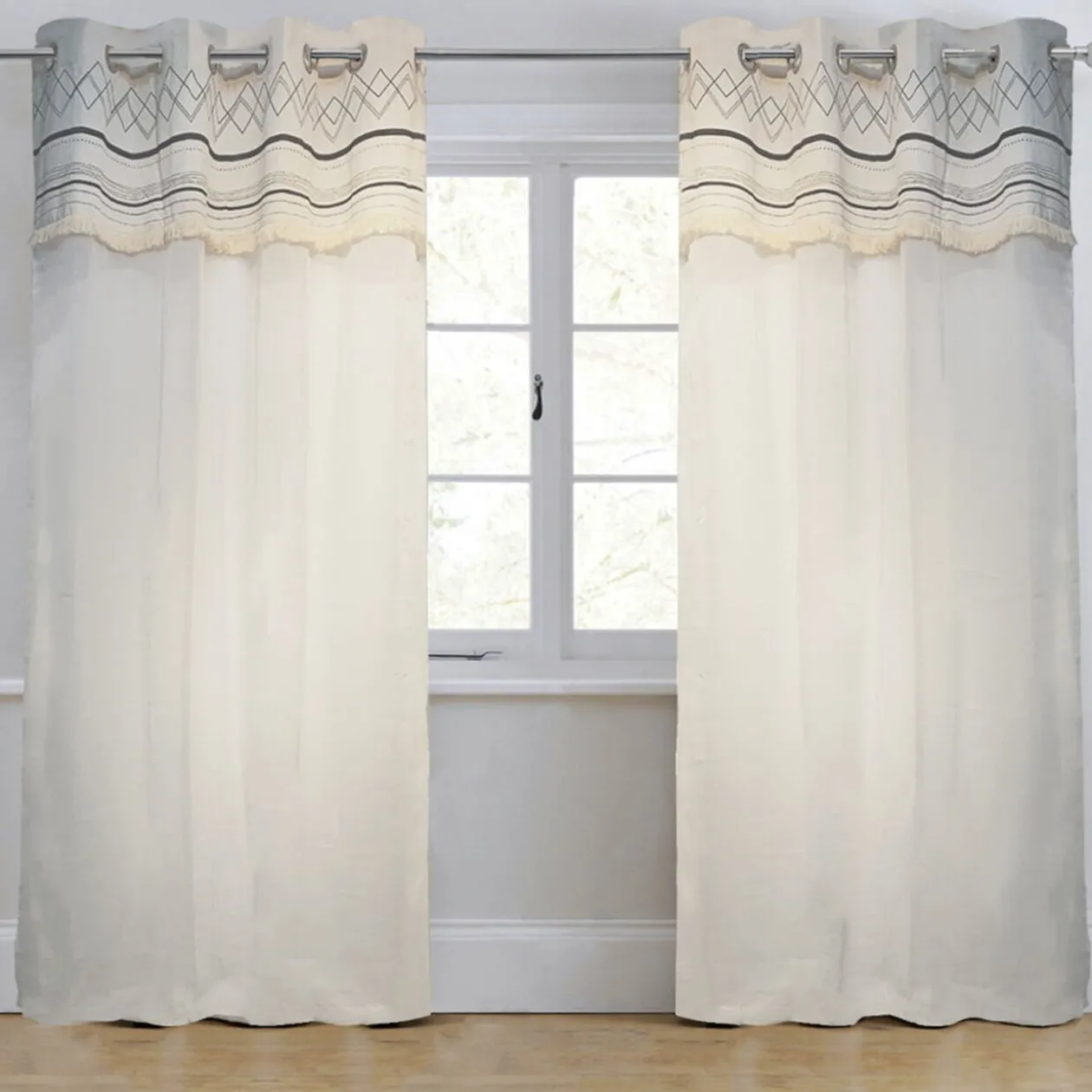 Voilage à oeillets berbère motif géométrique blanc écru et noir