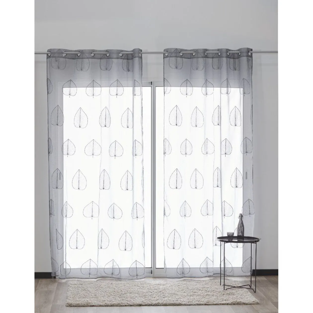 Voilage à oeillets gris motifs feuilles brodées